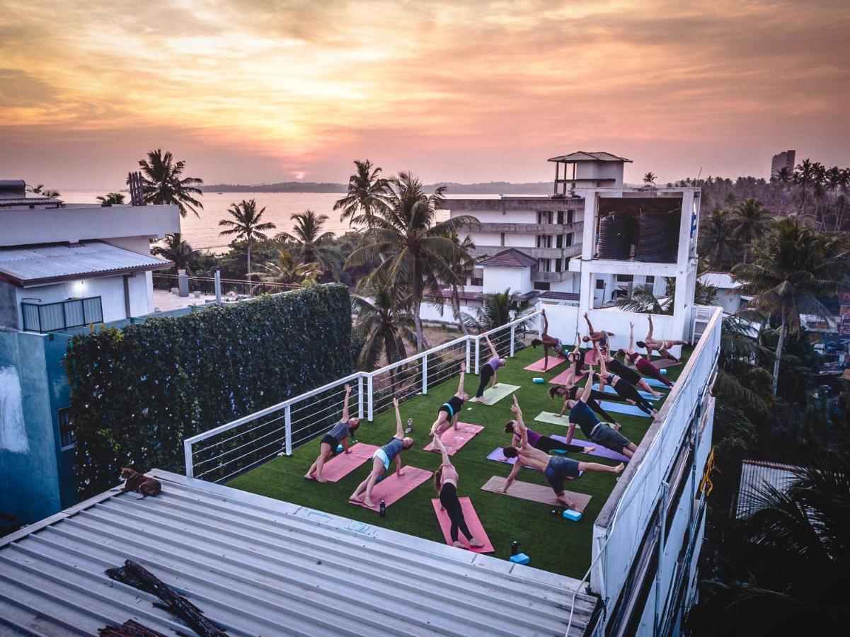 Отель The Surfer Sri Lanka - Surf Camp Велигама Экстерьер фото
