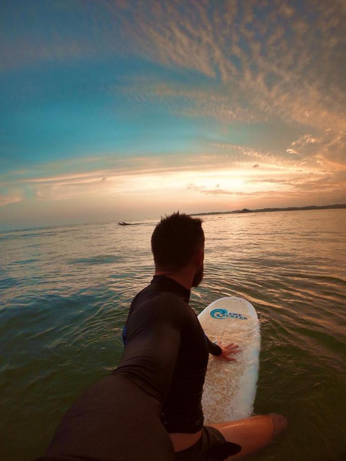 Отель The Surfer Sri Lanka - Surf Camp Велигама Экстерьер фото