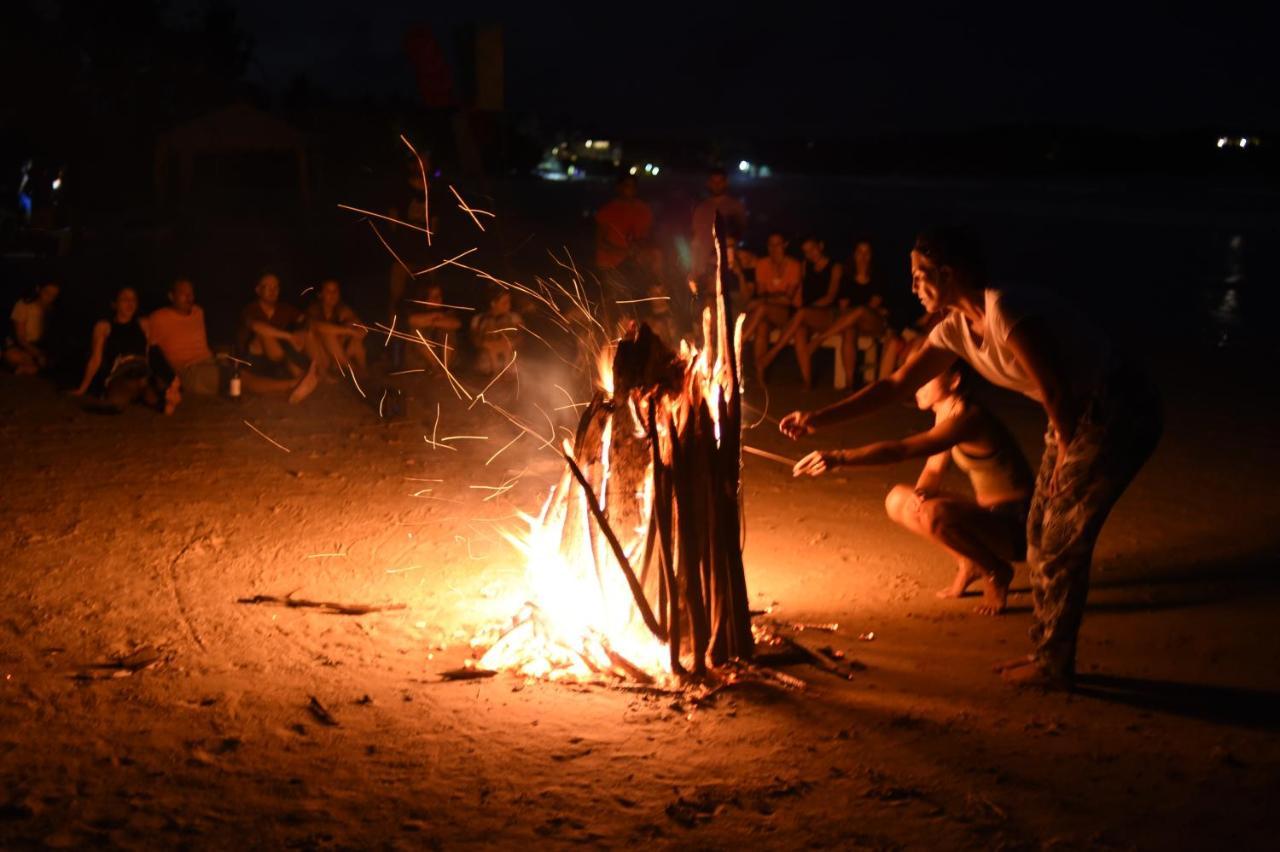 Отель The Surfer Sri Lanka - Surf Camp Велигама Экстерьер фото