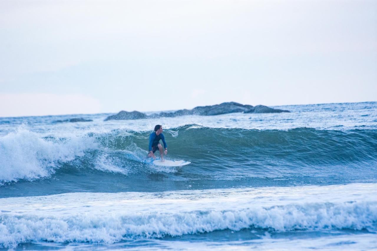 Отель The Surfer Sri Lanka - Surf Camp Велигама Экстерьер фото